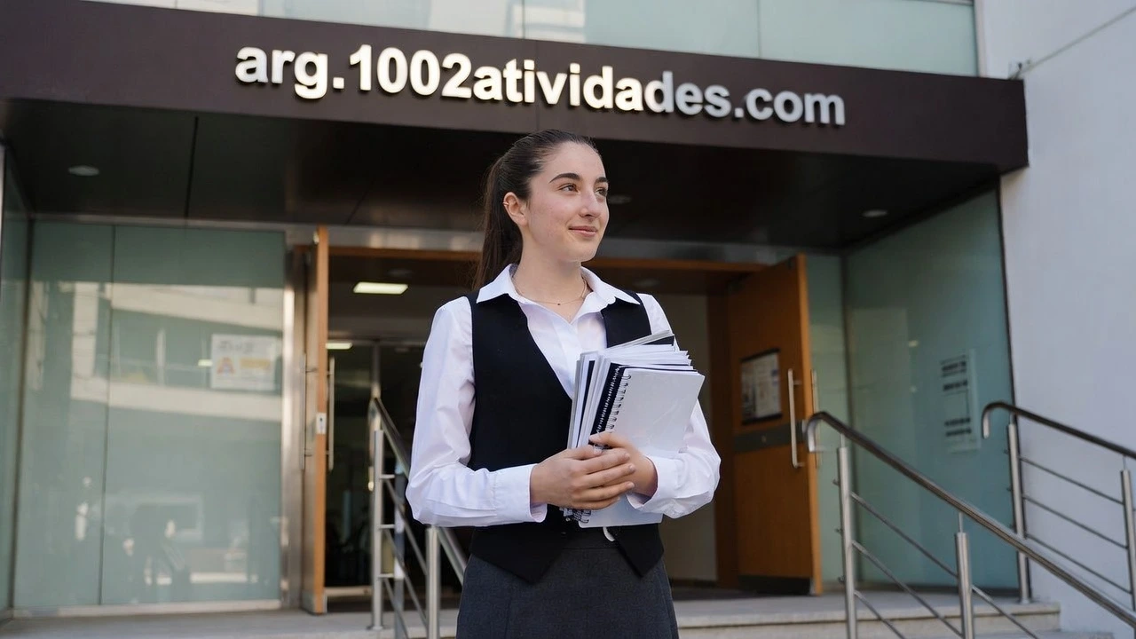 Uma jovem com cadernos que vai se candidatar para o programa beca progresar 2026